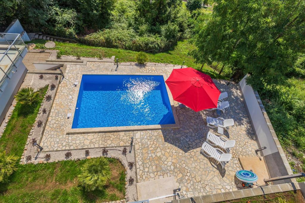 Bazén v ubytování Luxury villa with a swimming pool Icici, Opatija - 17959 nebo v jeho okolí