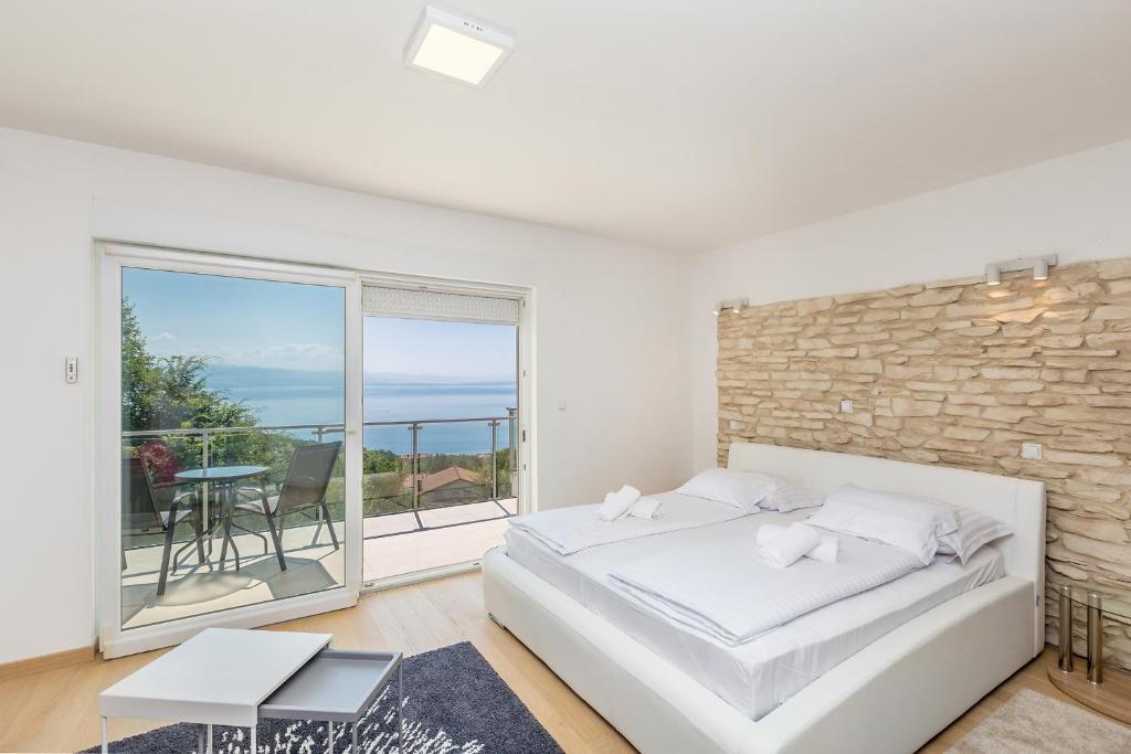 Postel nebo postele na pokoji v ubytování Luxury villa with a swimming pool Icici, Opatija - 17959