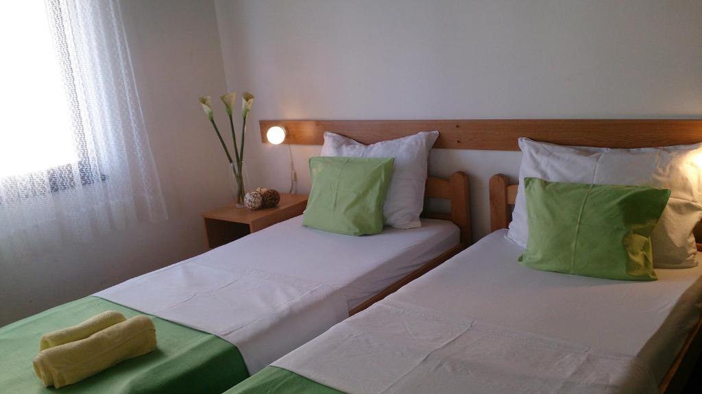 Postel nebo postele na pokoji v ubytování Apartments by the sea Novalja, Pag - 17859