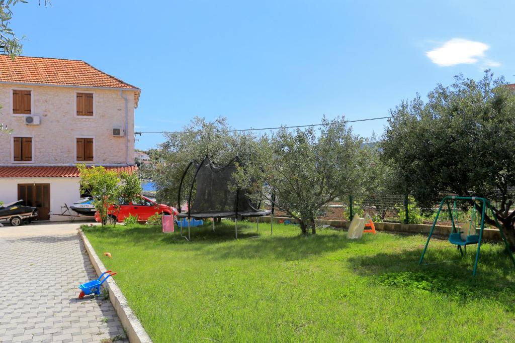 Vonkajšia záhrada v ubytovaní Apartments by the sea Seget Vranjica, Trogir - 17989