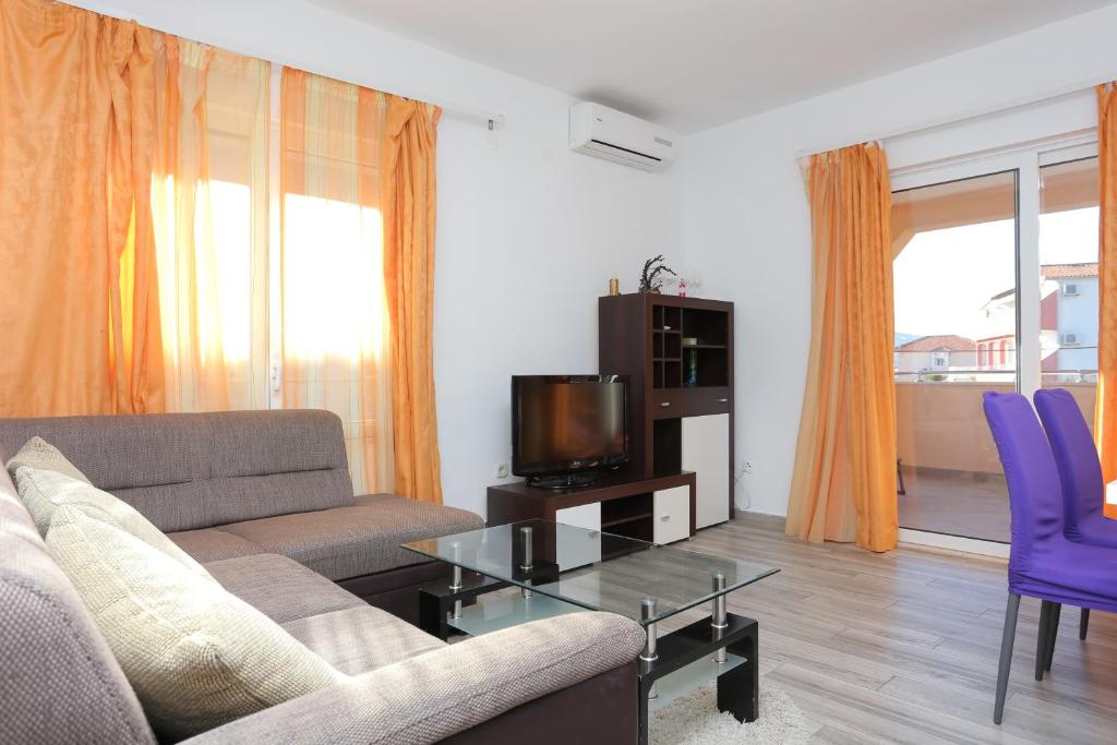Televízia a/alebo spoločenská miestnosť v ubytovaní Apartments by the sea Seget Vranjica, Trogir - 17989