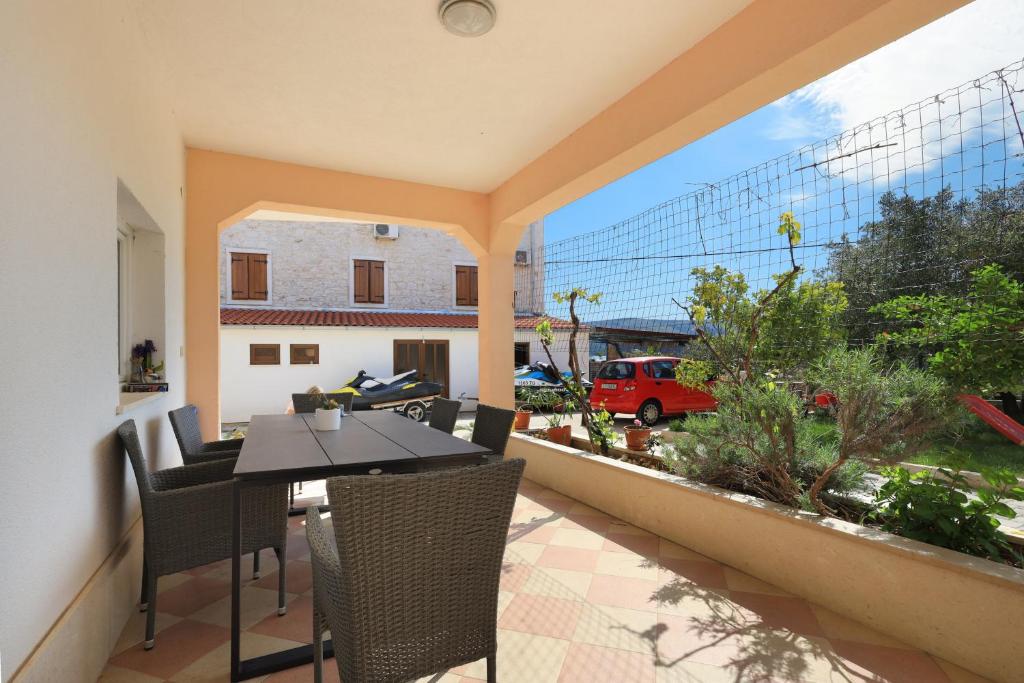 Vonkajšia záhrada v ubytovaní Apartments by the sea Seget Vranjica, Trogir - 17989
