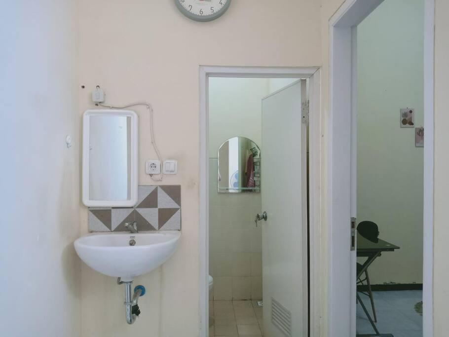 ein Bad mit einem Waschbecken und einem Spiegel in der Unterkunft The Garden Homestay Syariah dekat Batu, pintu tol, UB, UMM in Blimbing