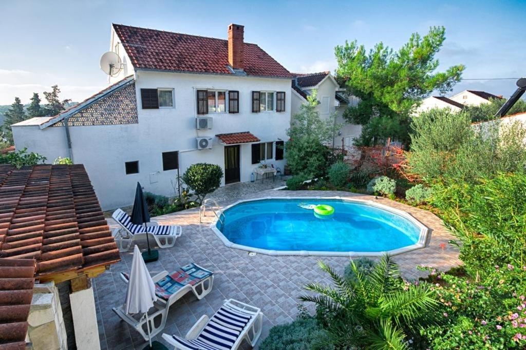 Fotografie z fotogalerie ubytování Family friendly apartments with a swimming pool Milna, Brac - 18051 v destinaci Milna