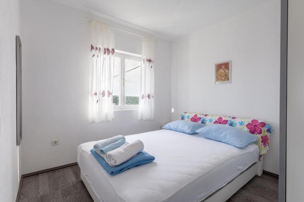 Fotografie z fotogalerie ubytování Family friendly apartments with a swimming pool Milna, Brac - 18051 v destinaci Milna