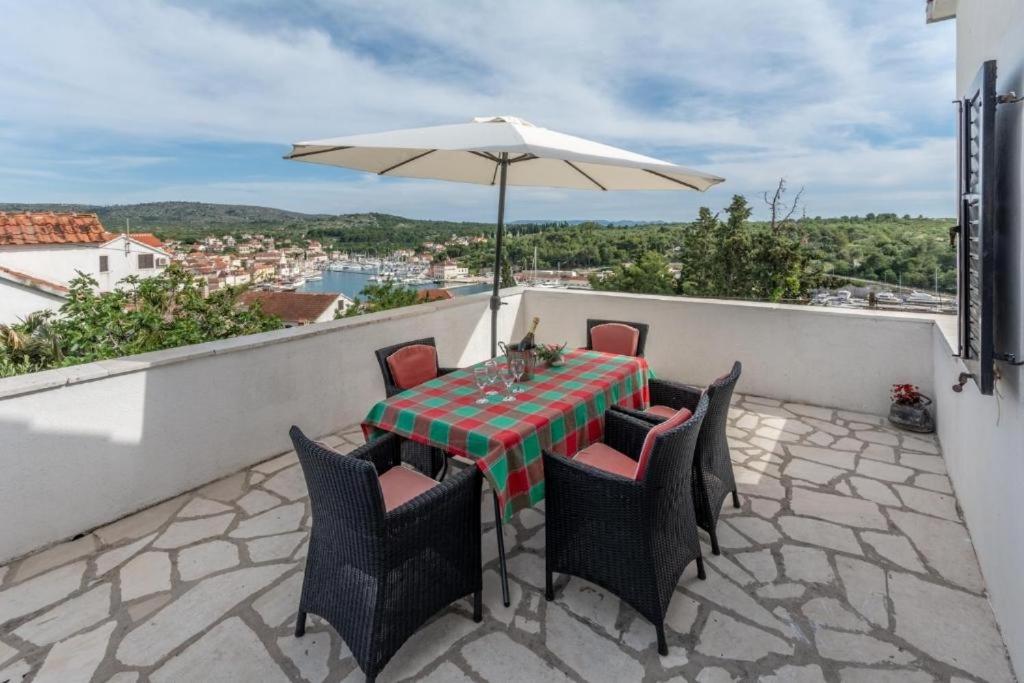Fotografie z fotogalerie ubytování Family friendly apartments with a swimming pool Milna, Brac - 18051 v destinaci Milna