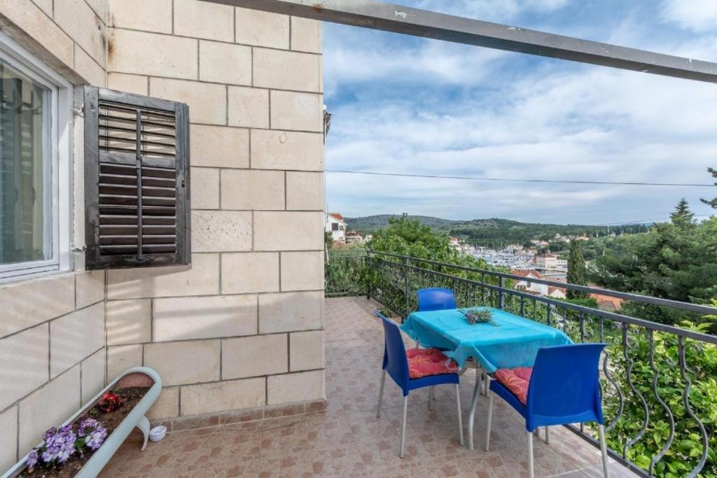 Fotografie z fotogalerie ubytování Family friendly apartments with a swimming pool Milna, Brac - 18051 v destinaci Milna