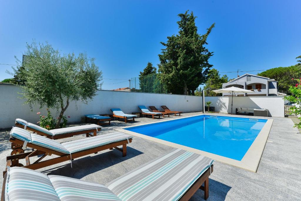 Basen w obiekcie Family-friendly apartments with swimming pools Zadar - 18098 lub w pobliżu