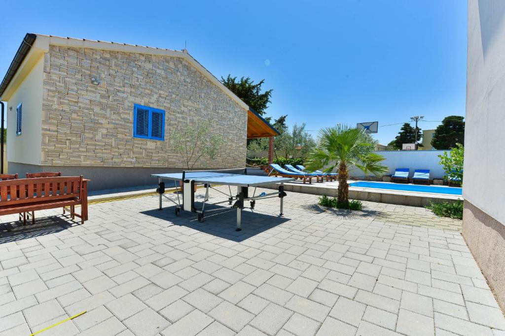 Basen w obiekcie Family-friendly apartments with swimming pools Zadar - 18098 lub w pobliżu