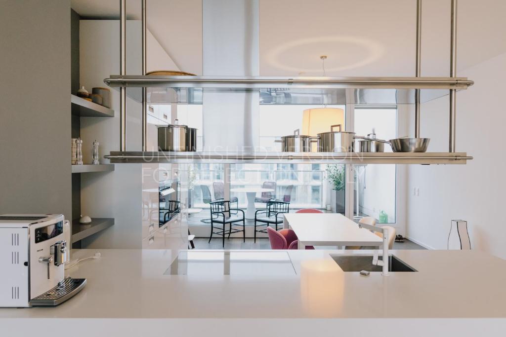 ベルリンにある160m² Rooftop Penthouse with terrace & city viewのキッチン(テーブル、椅子付)