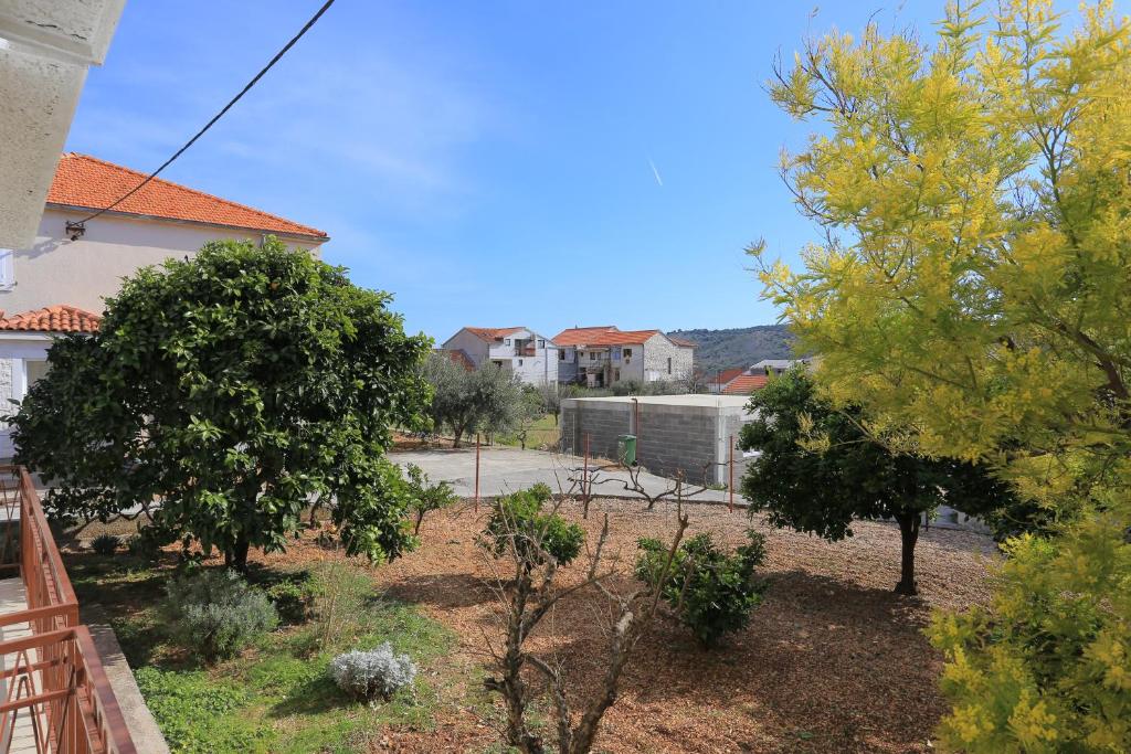 Vonkajšia záhrada v ubytovaní Apartments with a parking space Trogir - 18116