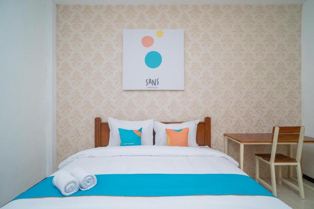 Postel nebo postele na pokoji v ubytování Sans Hotel Queen Batu