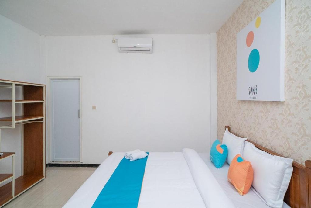 Postel nebo postele na pokoji v ubytování Sans Hotel Queen Batu