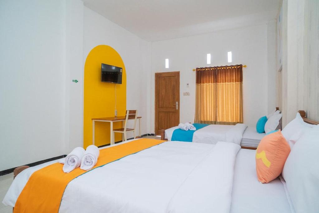 Postel nebo postele na pokoji v ubytování Sans Hotel Queen Batu
