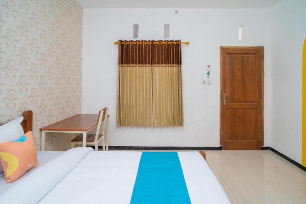 Postel nebo postele na pokoji v ubytování Sans Hotel Queen Batu
