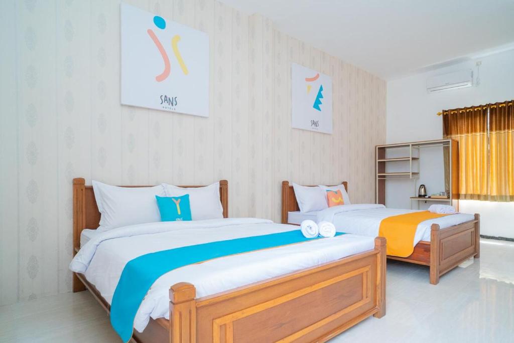 Postel nebo postele na pokoji v ubytování Sans Hotel Queen Batu