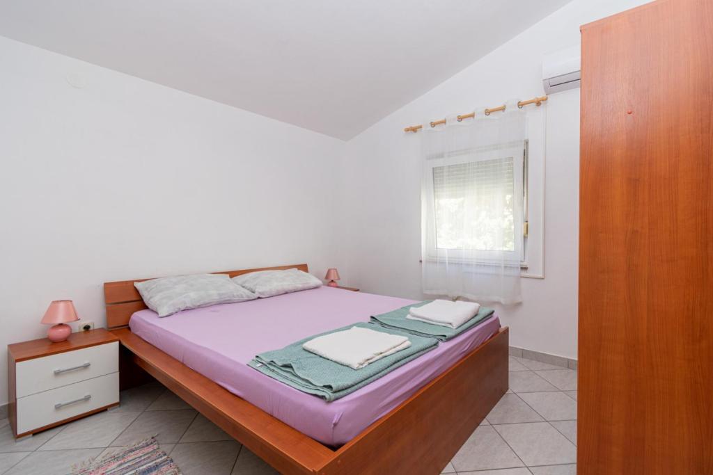 Posteľ alebo postele v izbe v ubytovaní Apartments with a parking space Vir - 18131