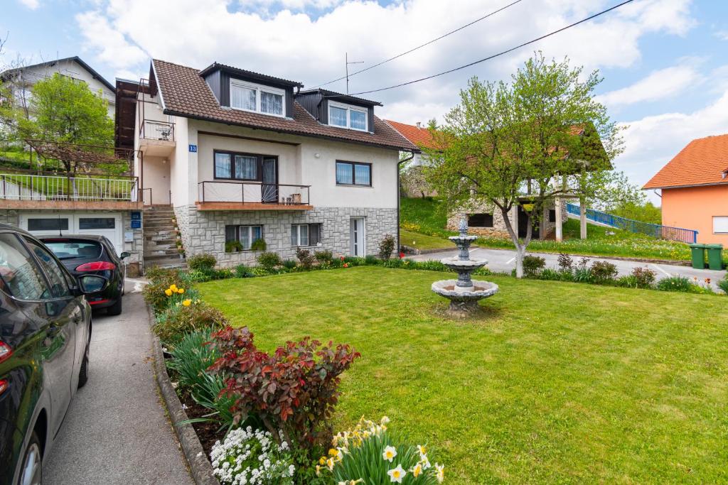 O grădină în afara Apartments with parking space Slunj, Plitvice - 18152