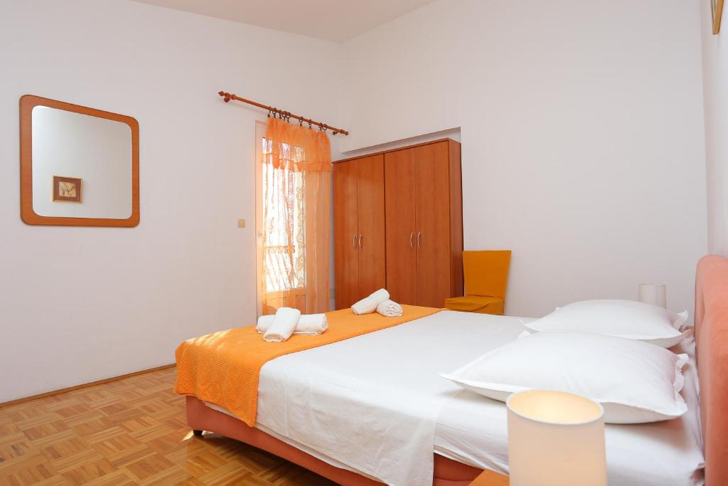 Postel nebo postele na pokoji v ubytování Apartments by the sea Pisak, Omis - 18141