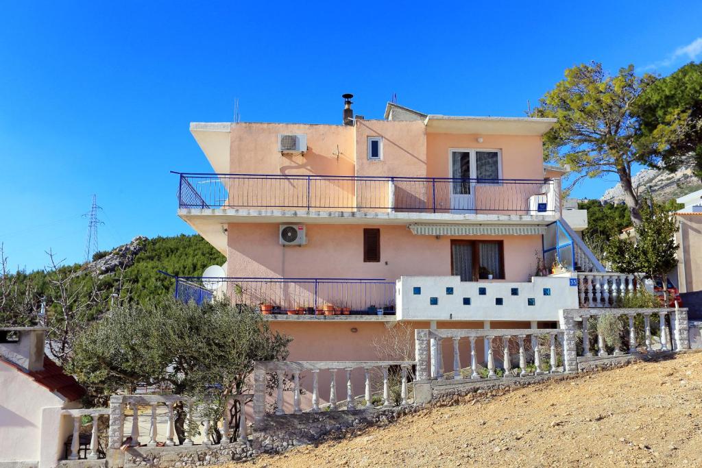 Apartments with parking space Makarska - 18145