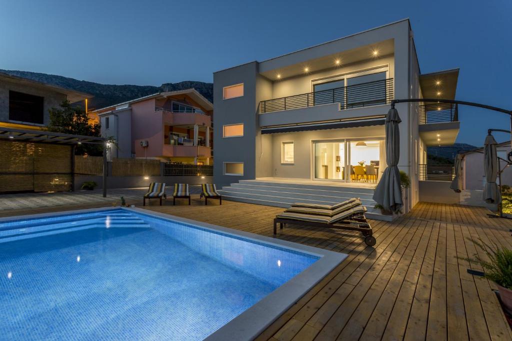 Fotografia z galérie ubytovania Family friendly apartments with a swimming pool Kastel Kambelovac, Kastela - 18117 v destinácii Kaštela