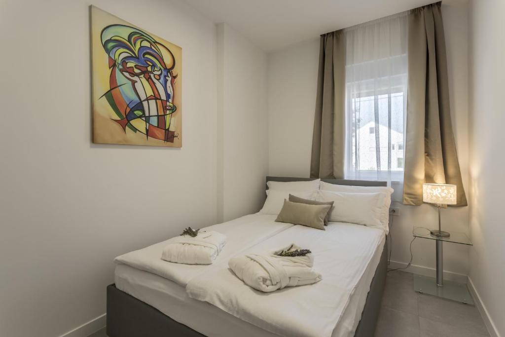 Fotografia z galérie ubytovania Family friendly apartments with a swimming pool Kastel Kambelovac, Kastela - 18117 v destinácii Kaštela