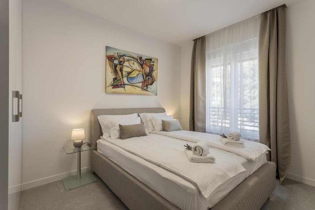 Fotografia z galérie ubytovania Family friendly apartments with a swimming pool Kastel Kambelovac, Kastela - 18117 v destinácii Kaštela