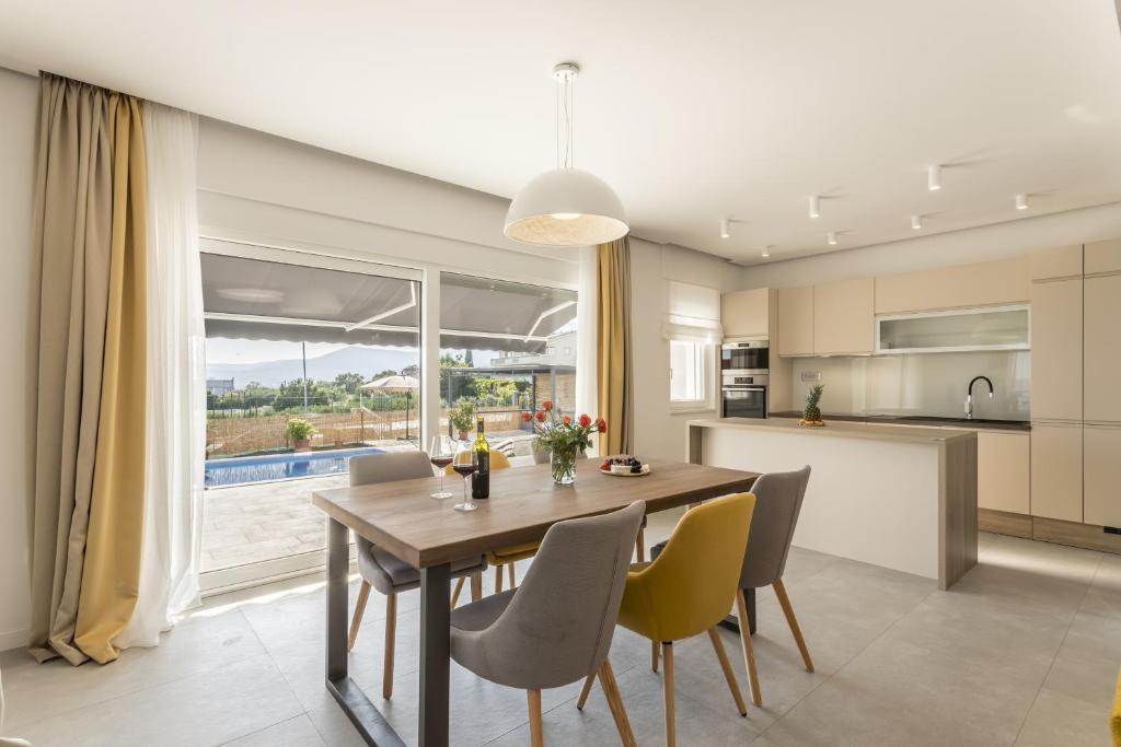Fotografia z galérie ubytovania Family friendly apartments with a swimming pool Kastel Kambelovac, Kastela - 18117 v destinácii Kaštela