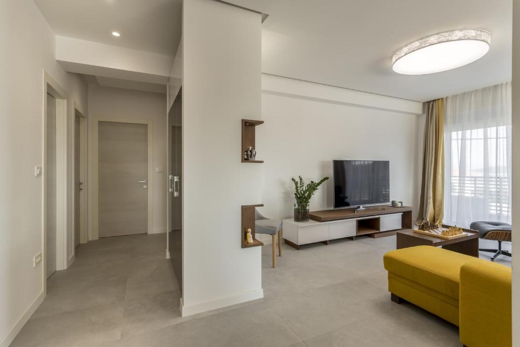 Fotografia z galérie ubytovania Family friendly apartments with a swimming pool Kastel Kambelovac, Kastela - 18117 v destinácii Kaštela