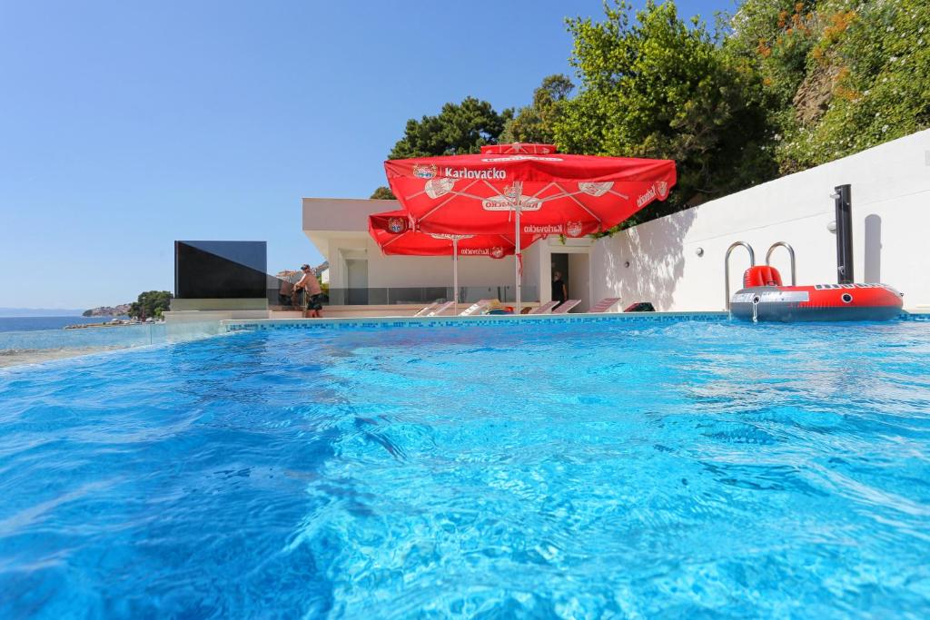 Bazén v ubytovaní Family friendly apartments with a swimming pool Zivogosce - Porat, Makarska - 18150 alebo v jeho blízkosti