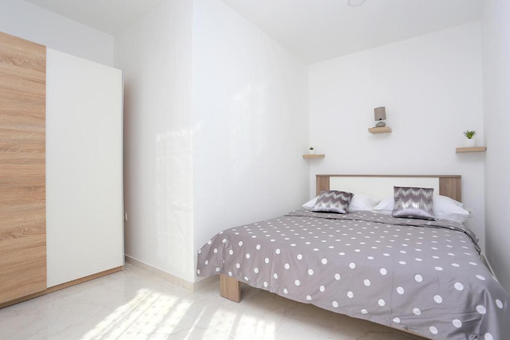 Posteľ alebo postele v izbe v ubytovaní Family friendly apartments with a swimming pool Zivogosce - Porat, Makarska - 18150