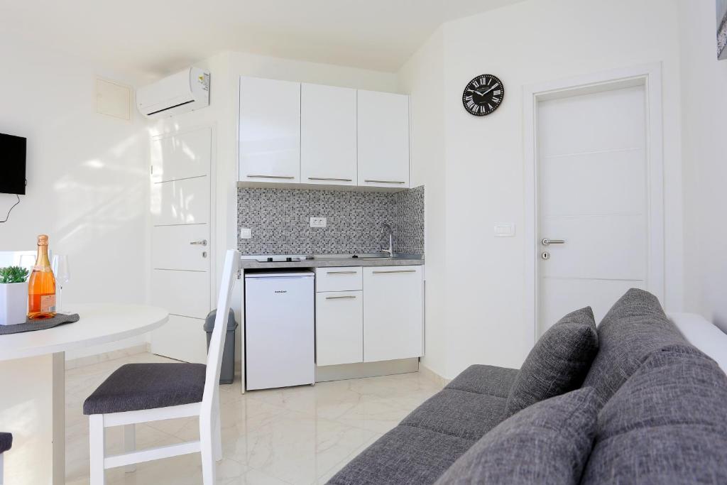 Kuchyňa alebo kuchynka v ubytovaní Family friendly apartments with a swimming pool Zivogosce - Porat, Makarska - 18150