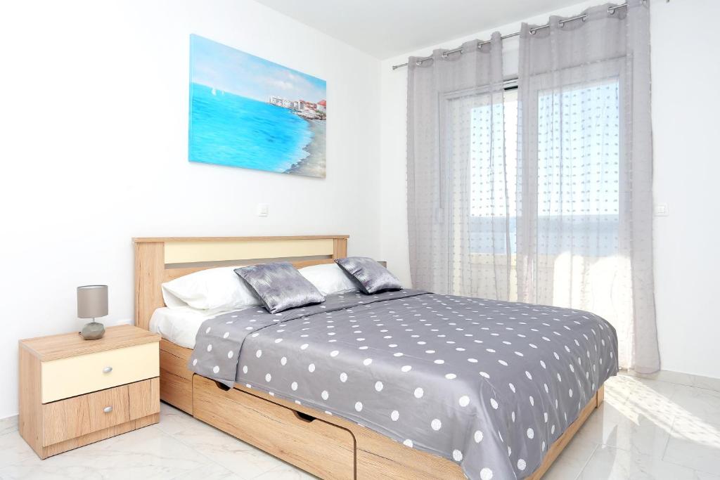 Posteľ alebo postele v izbe v ubytovaní Family friendly apartments with a swimming pool Zivogosce - Porat, Makarska - 18150