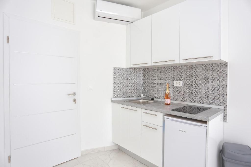 Kuchyňa alebo kuchynka v ubytovaní Family friendly apartments with a swimming pool Zivogosce - Porat, Makarska - 18150