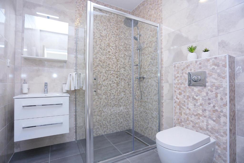 Kúpeľňa v ubytovaní Family friendly apartments with a swimming pool Zivogosce - Porat, Makarska - 18150