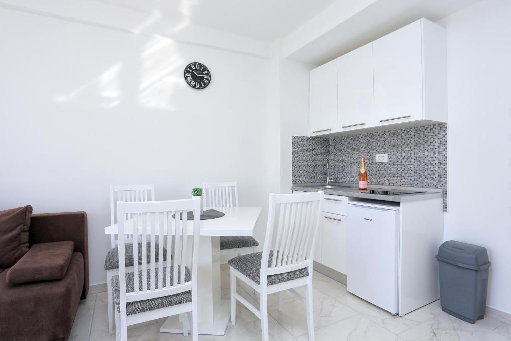 Kuchyňa alebo kuchynka v ubytovaní Family friendly apartments with a swimming pool Zivogosce - Porat, Makarska - 18150