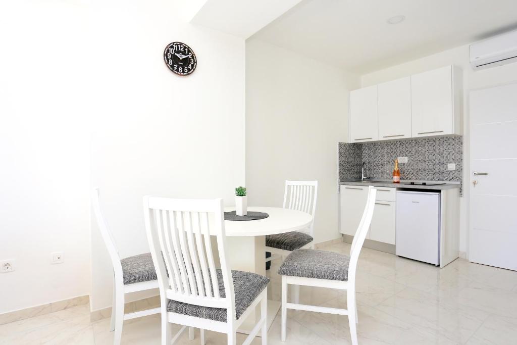 Kuchyňa alebo kuchynka v ubytovaní Family friendly apartments with a swimming pool Zivogosce - Porat, Makarska - 18150