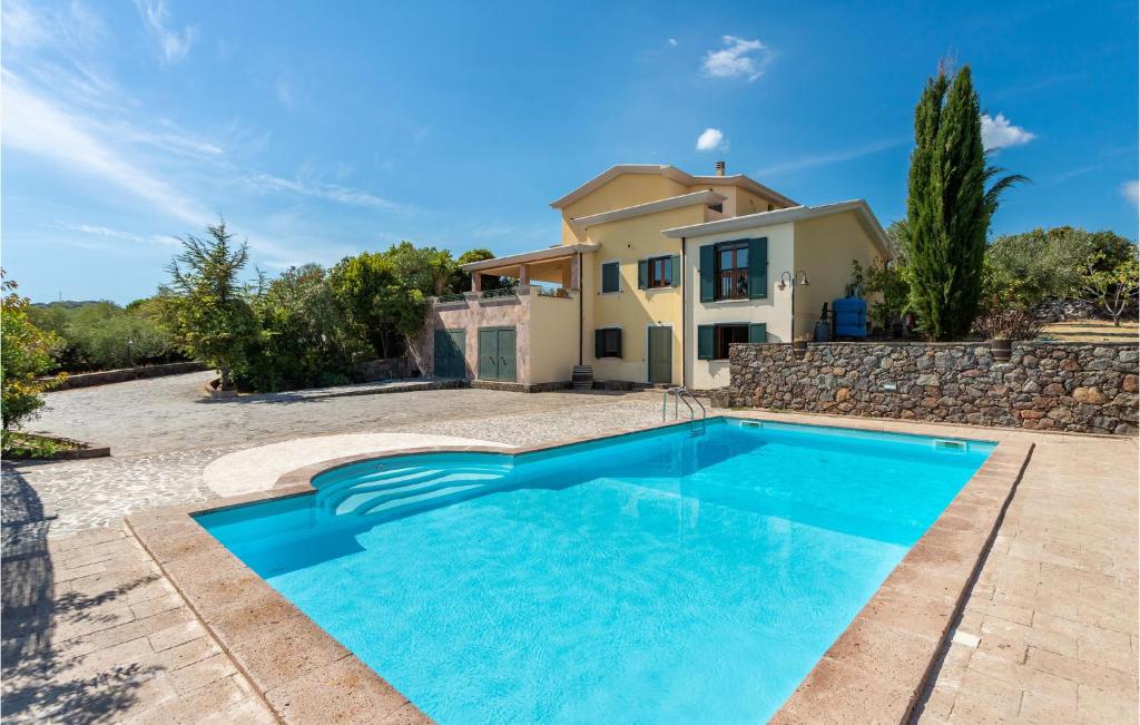 een villa met een zwembad voor een huis bij Amazing Home In Bosa With Kitchen in Bosa