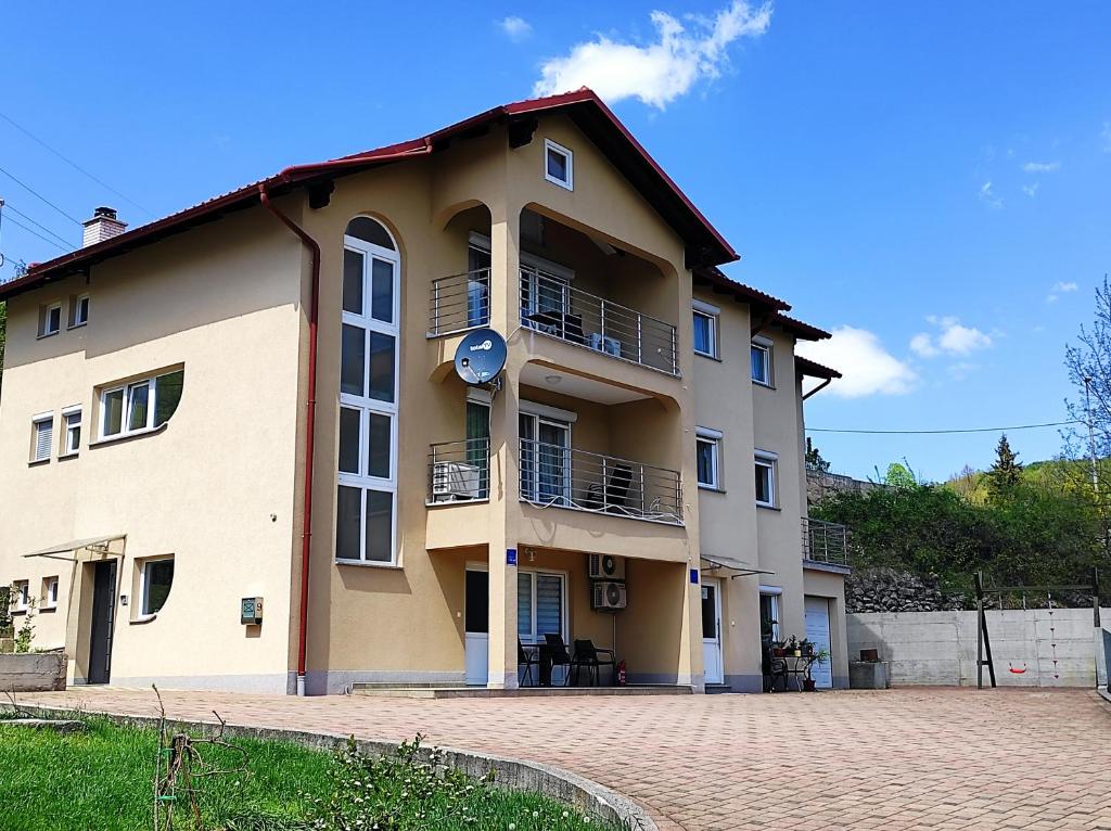 Budova, v ktorej sa apartmán nachádza