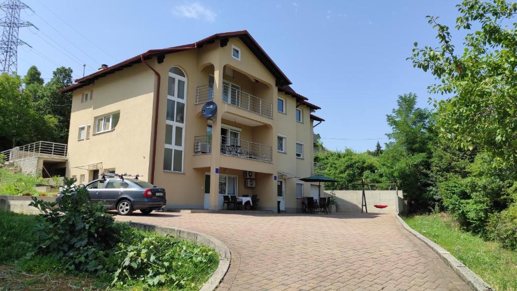 Apartments with a parking space Rijeka - 18146 في رييكا: منزل فيه سيارة متوقفة أمامه
