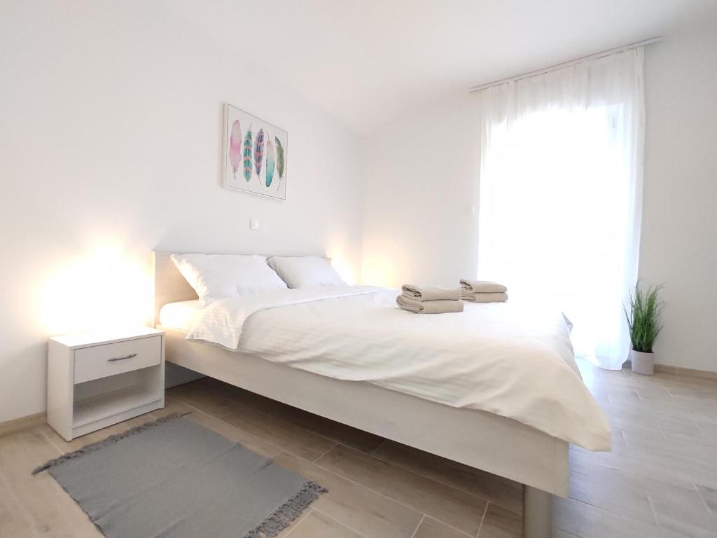 Posteľ alebo postele v izbe v ubytovaní Apartments with parking spaces Rijeka - 18146