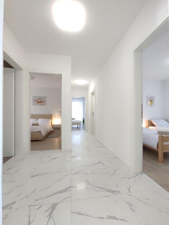 Posteľ alebo postele v izbe v ubytovaní Apartments with parking spaces Rijeka - 18146