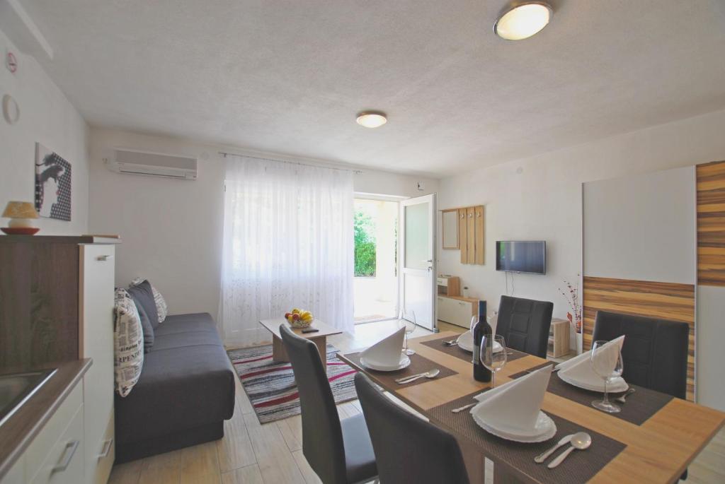 Televízia a/alebo spoločenská miestnosť v ubytovaní Apartments with parking spaces Rijeka - 18146