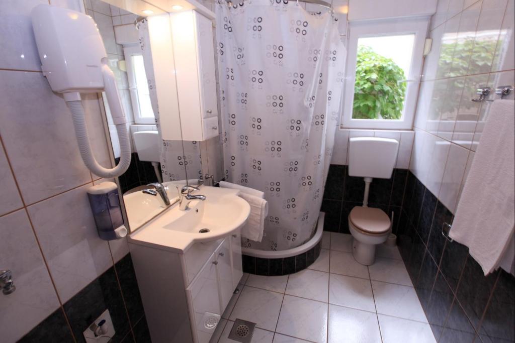 Fotografia z galérie ubytovania Family friendly seaside apartments Komarna, Neretva Delta - Usce Neretve - 18166 v Kleku
