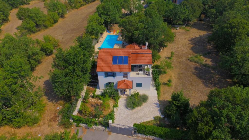 uma vista aérea de uma casa com piscina em Family friendly house with a swimming pool Bisko, Zagora - 18181 em Dicmo