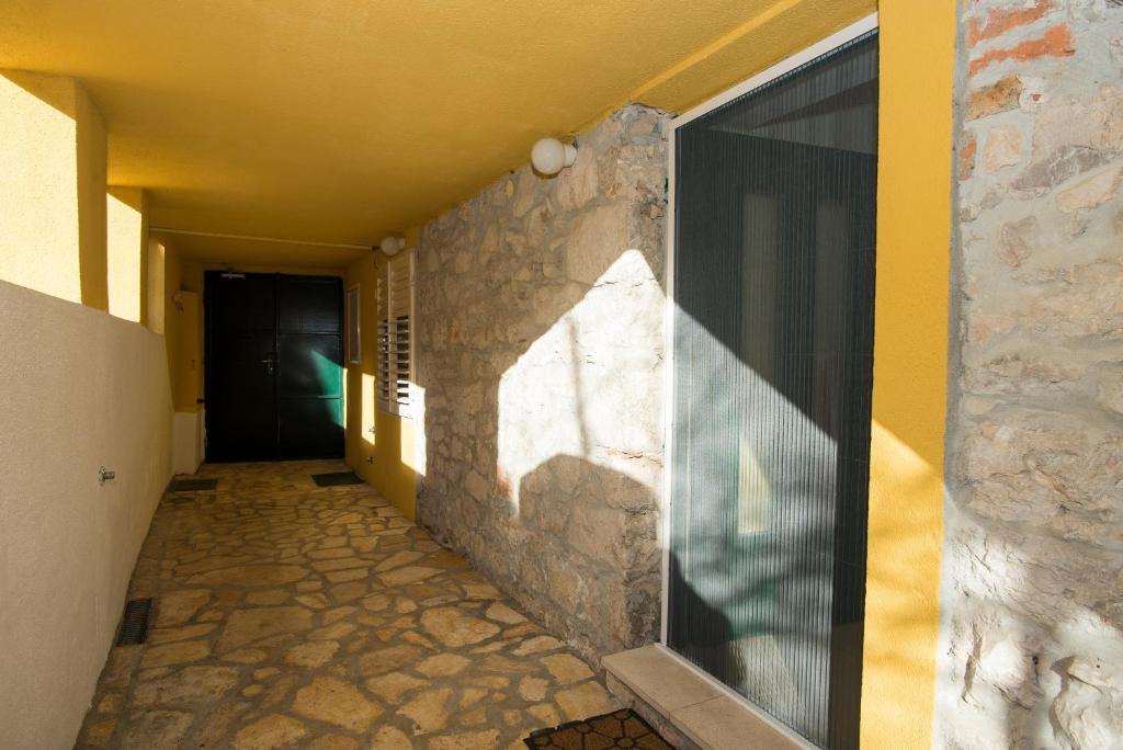 Fotografia z galérie ubytovania Apartments by the sea Krapanj, Sibenik - 18180 v Šibeniku