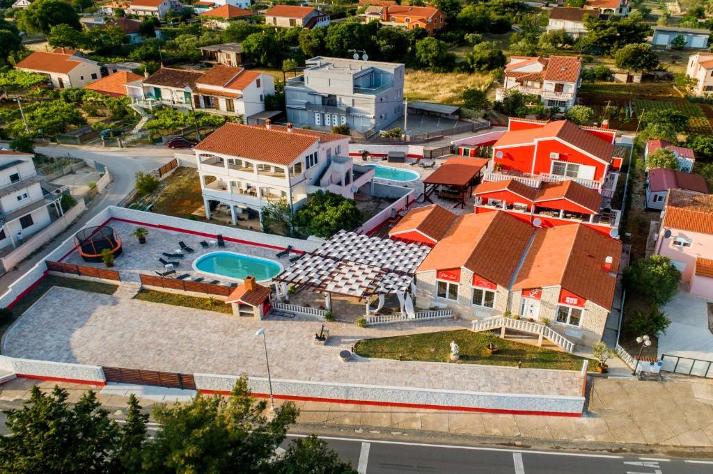 Bazén v ubytování Luxury villa with a swimming pool Turanj, Biograd - 18216 nebo v jeho okolí
