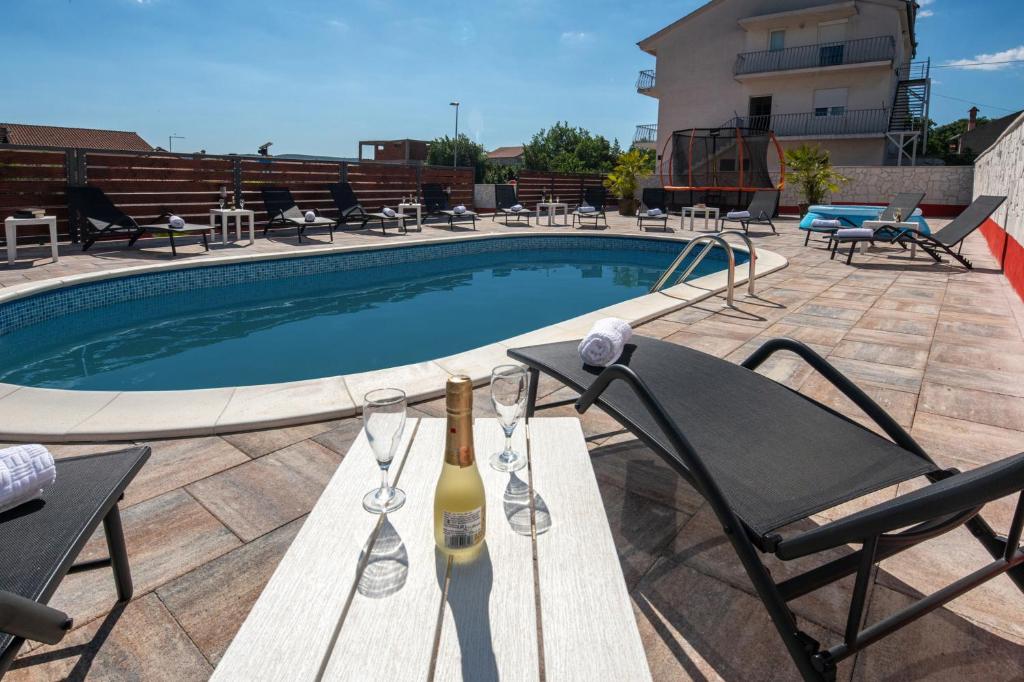 Bazén v ubytování Luxury villa with a swimming pool Turanj, Biograd - 18216 nebo v jeho okolí