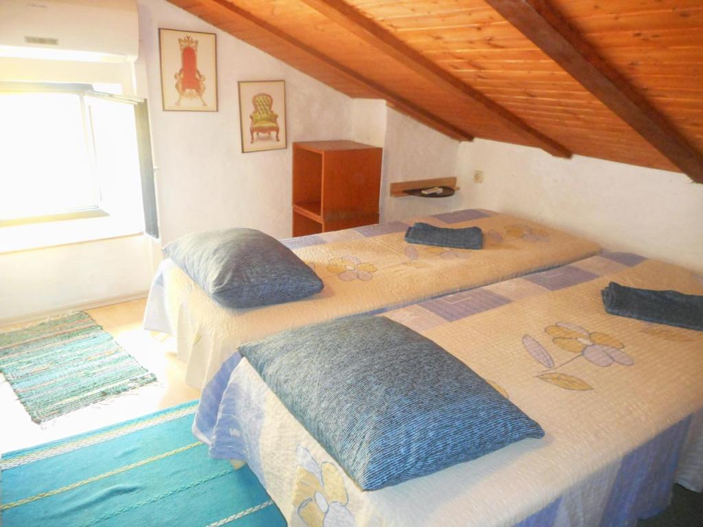 1 dormitorio con 2 camas y ventana en Apartments by the sea Susak, Losinj - 18202 en Susak