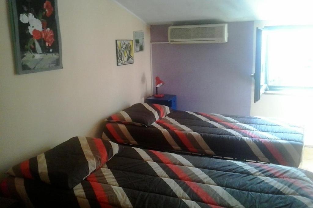 ein Schlafzimmer mit einem Bett mit einer bunten Decke in der Unterkunft Rooms with WiFi Susak, Losinj - 18208 in Susak